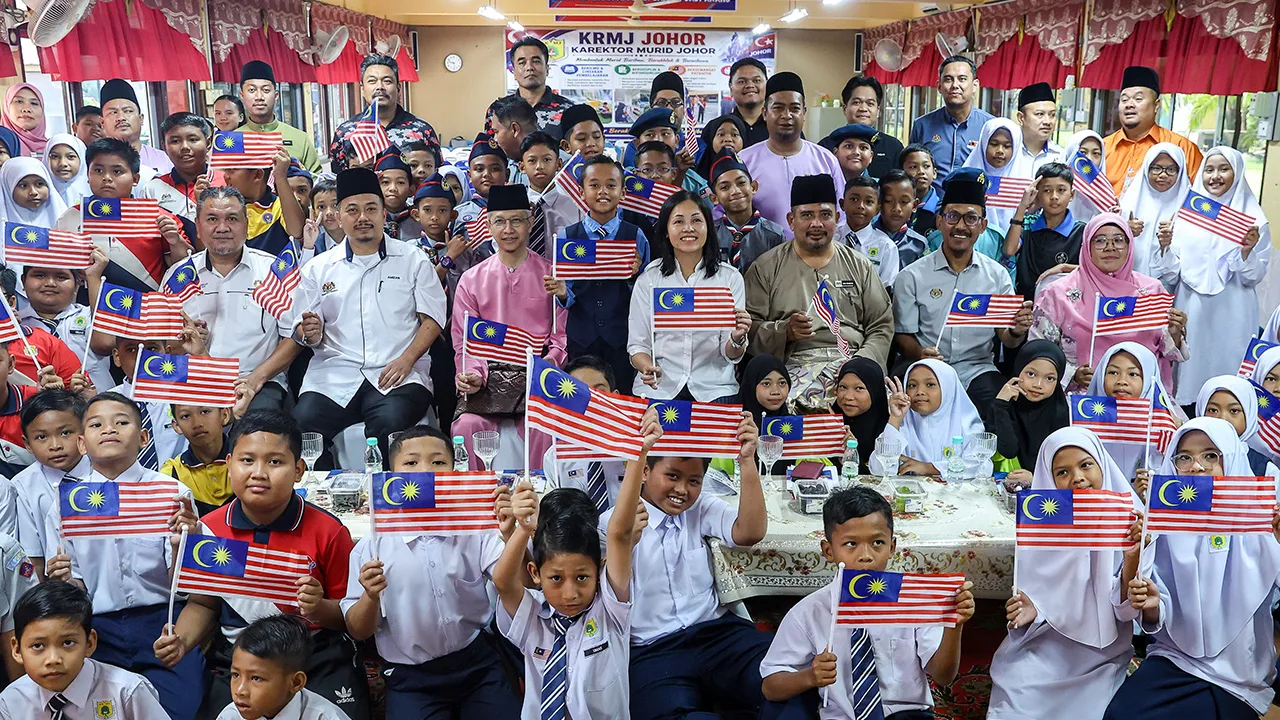 KULAI, 14 Ogos -- Timbalan Menteri Komunikasi Teo Nie Ching (tengah) bersama Ketua Setiausaha Kementerian Komunikasi Datuk Abdul Halim Hamzah (tiga, kiri) bergambar bersama murid pada Majlis Penyerahan Penyaluran Peruntukan Sekolah Angkat MADANI 2026 Kementerian Komunikasi di Sekolah Kebangsaan Murni Jaya, hari ini.  --fotoBERNAMA (2026) HAK CIPTA TERPELIHARA