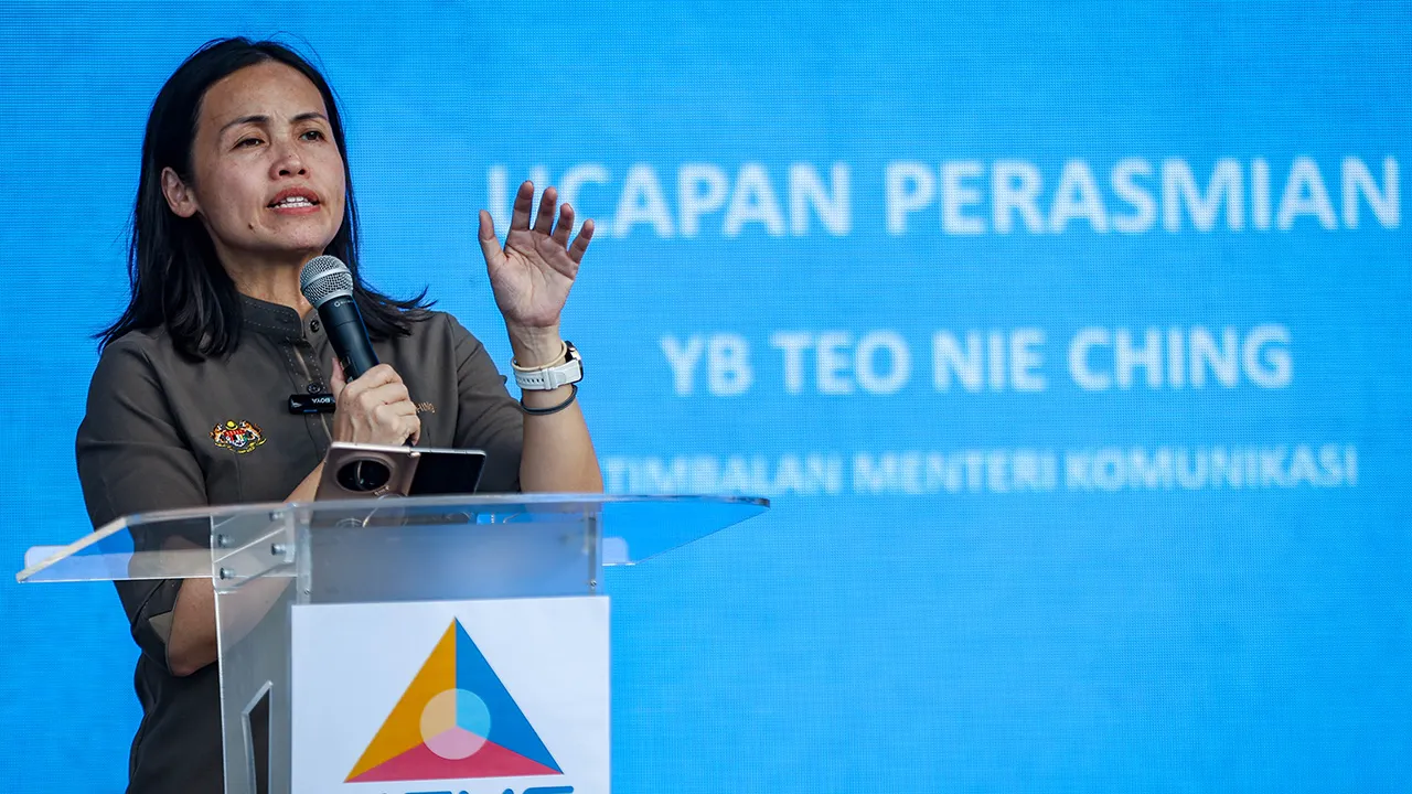 KULAI, 28 Ogos -- Timbalan Menteri Komunikasi yang juga Ahli Parlimen Kulai Teo Nie Ching berucap pada Majlis Pelancaran Karnival Komuniti Kempen Internet Selamat peringkat daerah Kulai di Hutan Bandar Putra di sini hari ini.  --fotoBERNAMA (2026) HAK CIPTA TERPELIHARA