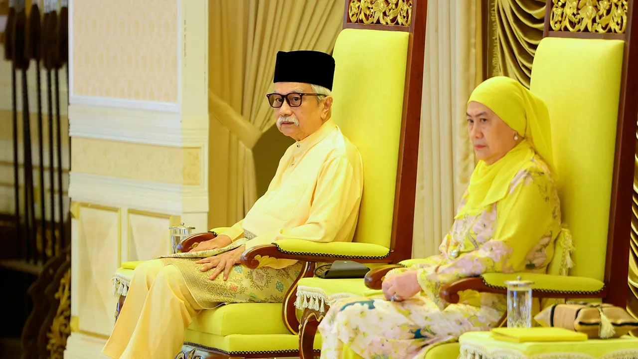 KUALA PILAH, 2 Ogos -- Yang Dipertuan Besar Negeri Sembilan Tuanku Muhriz Tuanku Munawir dan Tunku Ampuan Besar Tuanku Aishah Rohani Tengku Besar Mahmud berkenan berangkat pada Istiadat Pelantikan dan Mengangkat Sumpah Menteri Besar Negeri Sembilan di Balairong Seri, Istana Besar Seri Menanti hari ini._BERNAMA