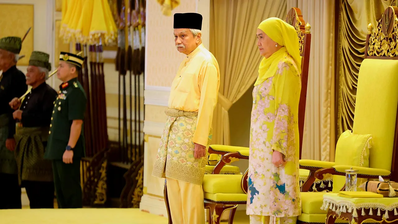 KUALA PILAH, 2 Ogos -- Yang Dipertuan Besar Negeri Sembilan Tuanku Muhriz Tuanku Munawir dan Tunku Ampuan Besar Tuanku Aishah Rohani Tengku Besar Mahmud berkenan berangkat pada Istiadat Pelantikan dan Mengangkat Sumpah Menteri Besar Negeri Sembilan di Balairong Seri, Istana Besar Seri Menanti hari ini.  --fotoBERNAMA (2026) HAK CIPTA TERPELIHARA