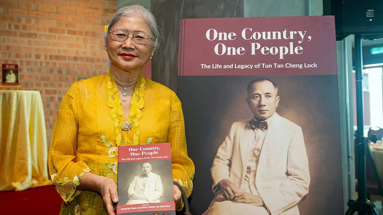 KUALA LUMPUR, 27 Ogos -- Penulis dan penyunting buku, Datin Paduka Tan Siok Choo memegang naskhah buku tulisannya bertajuk 'One Country, One People' - The Life and Legacy of Tun Tan Cheng Lock selepas majlis pelancarannya di TAR UMT  -- fotoBERNAMA (2026) HAK CIPTA TERPELIHARA  KUALA LUMPUR, Aug 27 -- Author and editor Datin Paduka Tan Siok Choo holds a copy of her book, 'One Country, One People' – The Life and Legacy of Tun Tan Cheng Lock, following its launch at TAR UMT, today.  -- fotoBERNAMA (20126) COP
