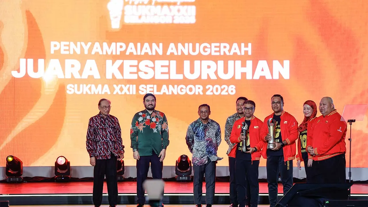 SHAH ALAM, 24 Ogos -- Raja Muda Selangor Tengku Amir Shah berkenan menyampaikan anugerah Juara Keseluruhan Sukan Malaysia (SUKMA) Selangor 2026 kepada kontinjen Selangor pada Majlis Penutupan SUKMA Selangor 2026 di Aneka Walk malam ini.  Turut hadir Perdana Menteri Datuk Seri Anwar Ibrahim dan Menteri Besar Selangor Datuk Seri Amirudin Shari.  --fotoBERNAMA (2026) HAK CIPTA TERPELIHARA