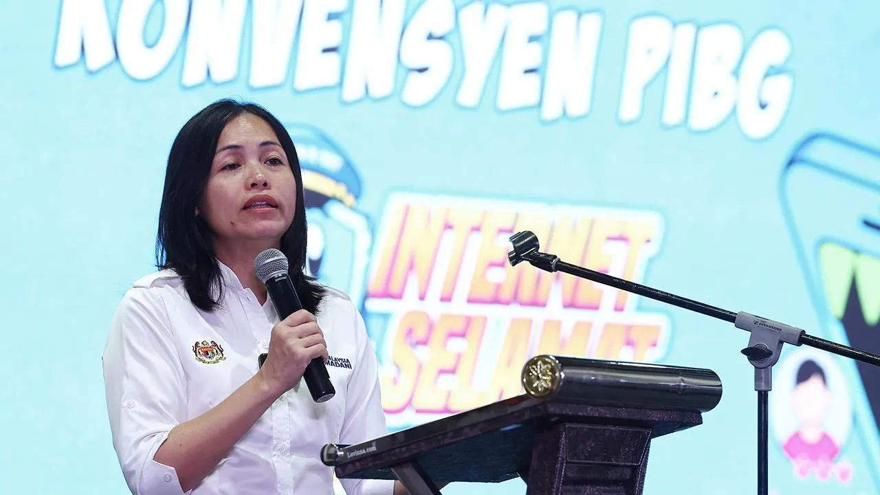 JOHOR BAHRU, 22 Ogos -- Timbalan Menteri Komunikasi Teo Nie Ching berucap pada Konvensyen Persatuan Ibu Bapa dan Guru (PIBG) Kempen Internet Selamat di Dewan Serbaguna Sri Tebrau hari ini.  --fotoBERNAMA (2026) HAK CIPTA TERPELIHARA