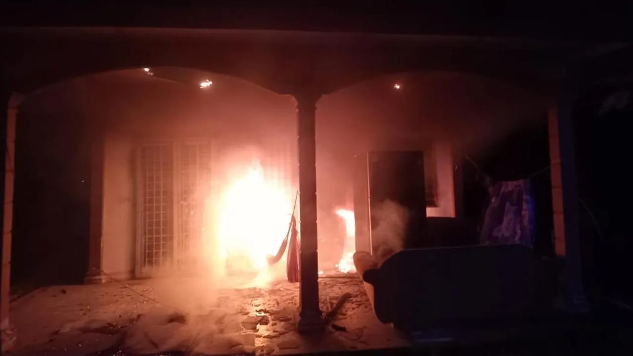 Tiga beranak Rohingya rentung dalam kebakaran rumah di Bagan Serai. Foto JBPM Perak