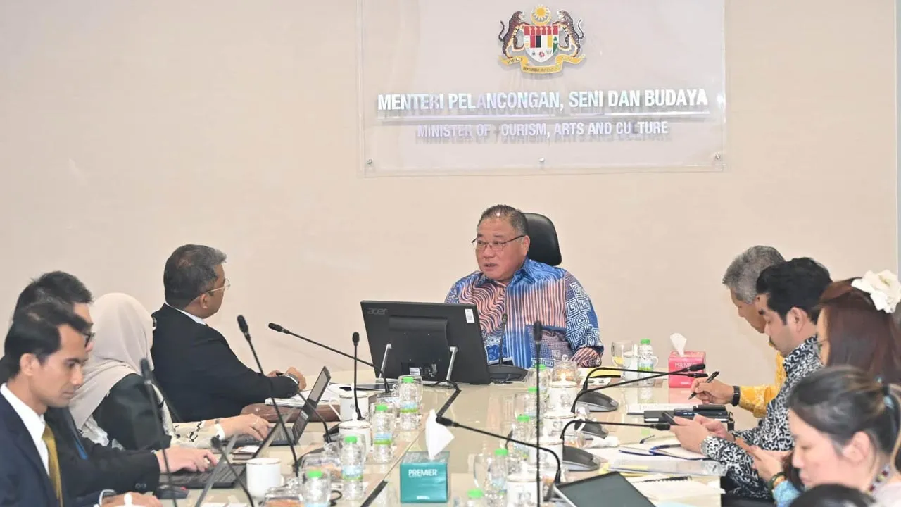 YB Dato’ Sri Tiong King Sing, Menteri Pelancongan, Seni dan Budaya bersama YBhg. Dato’ Shaharuddin bin Abu Sohot, Ketua Setiausaha MOTAC, mengadakan pertemuan bersama Kapten Nasaruddin A. Bakar, Presiden & Ketua Pegawai Eksekutif Kumpulan, Malaysia Aviation Group (MAG) bagi membincangkan peluang kerjasama strategik dalam memperkukuh sektor pelancongan negara. -- FB Kementerian Pelancongan, Seni dan Budaya Malaysia