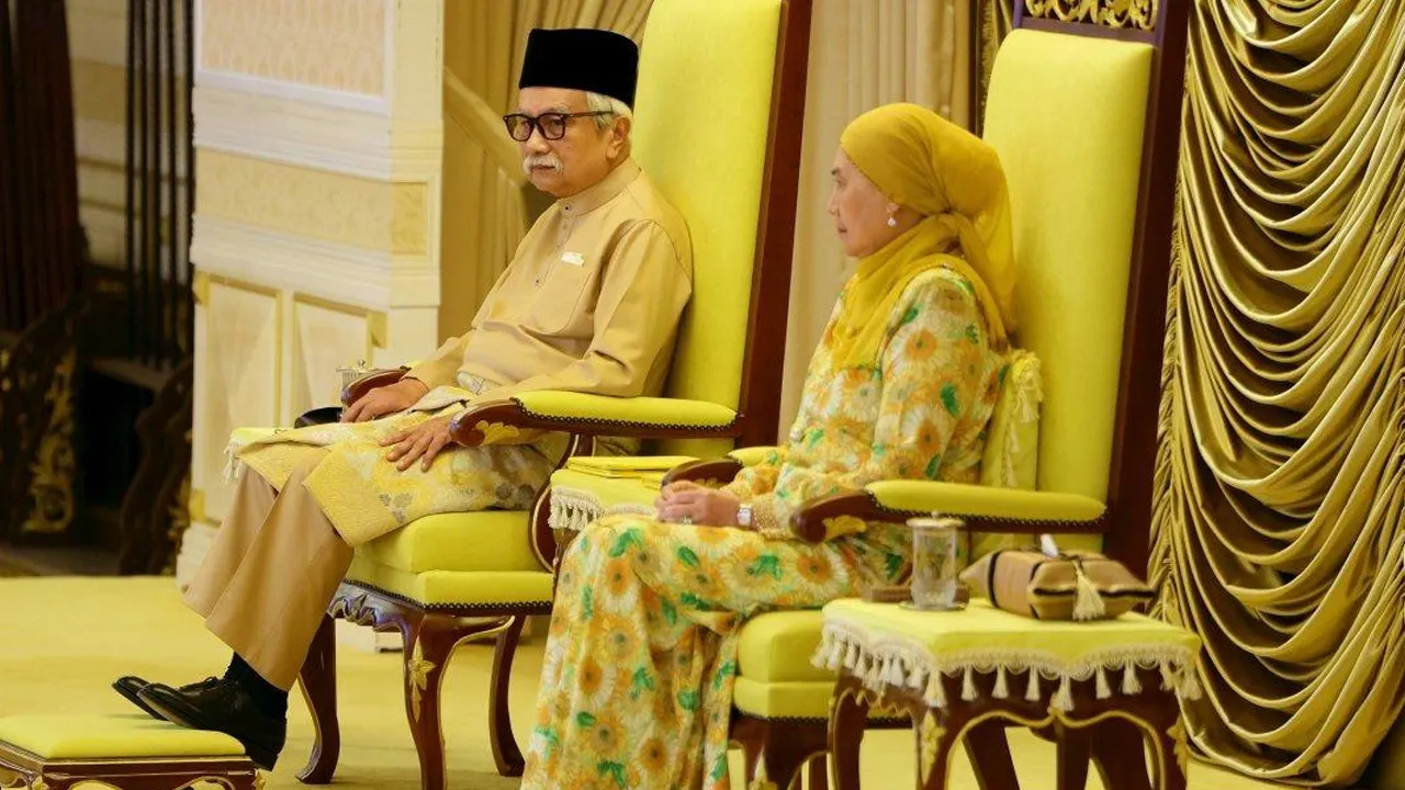 Yang Dipertuan Besar Negeri Sembilan Tuanku Muhriz Tuanku Munawir dan Tunku Ampuan Besar Tuanku Aishah Rohani Tengku Besar Mahmud berkenan berangkat pada Istiadat Pelantikan dan Mengangkat Sumpah Ahli Majlis Mesyuarat Kerajaan Negeri Sembilan di Istana Besar Seri Menanti hari ini. --fotoBERNAMA (2026) HAK CIPTA TERPELIHARA