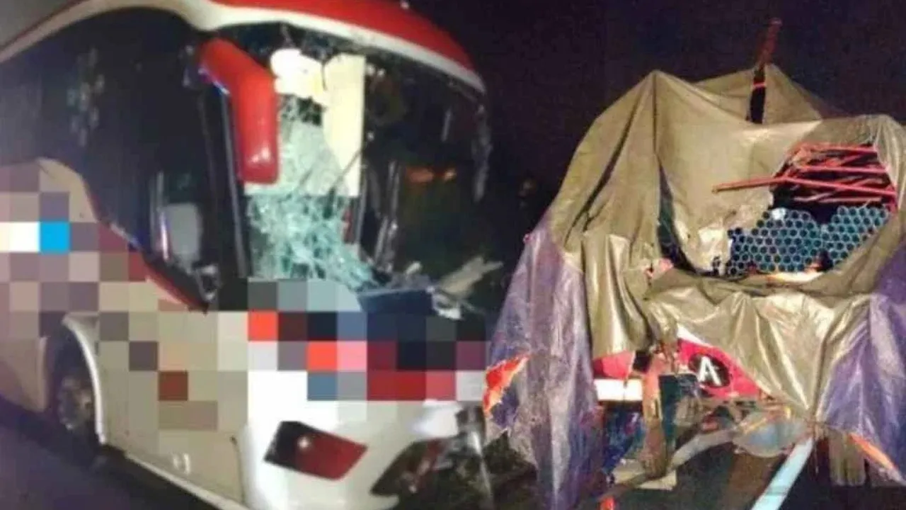 BANDAR BAHARU - Tujuh individu termasuk pemandu kedua sebuah bas ekspres cedera, selepas bas dinaiki mereka melanggar bahagian belakang sebuah lori treler di Kilometer (KM) 169.2 Lebuhraya Utara-Selatan arah selatan, kira-kira 1 pagi tadi.  Ketua Polis Daerah Bandar Baharu, Superintenden Mohamad Sani Mat Ali berkata, bas yang membawa sembilan penumpang itu dalam perjalanan dari Alor Setar menuju Kuala Lumpur.