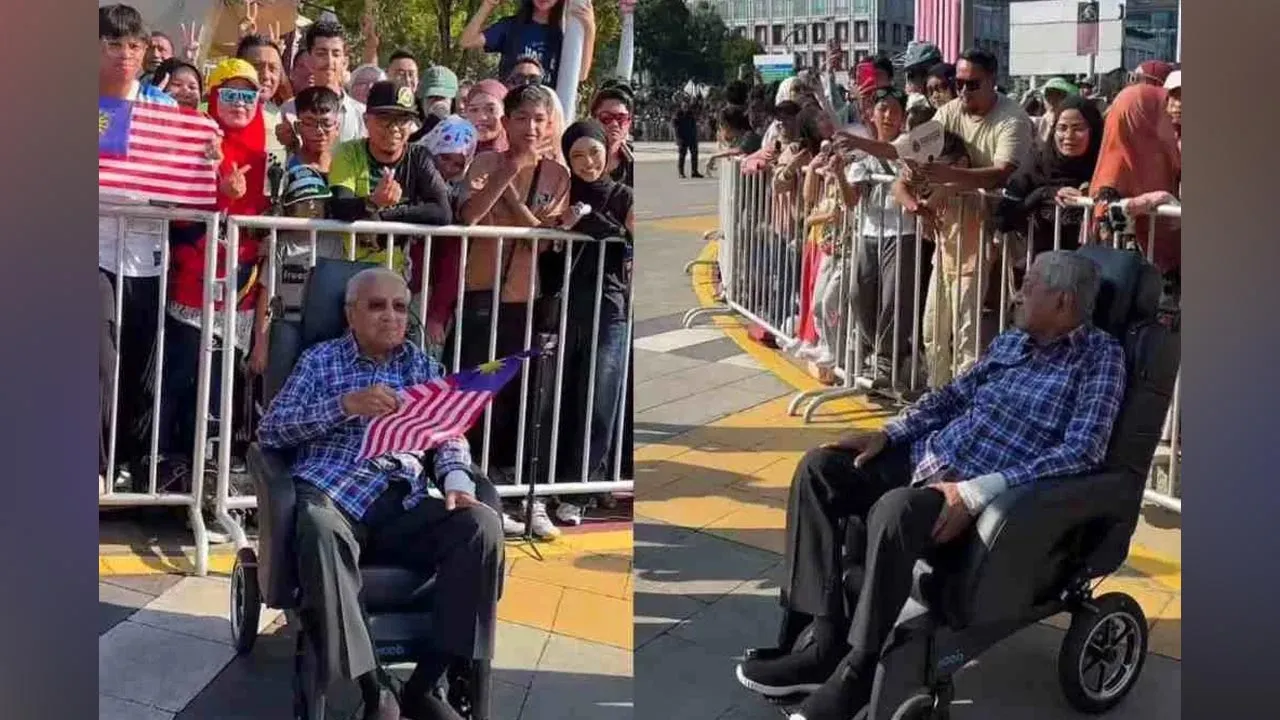 Tangkap layar video Dr Mahathir beramah mesra dengan pengunjung di Dataran Putrajaya sempena Sambutan Hari Kebangsaan dan Hari Malaysia (HKHM) 2026. Kredit/ TikTok @chedetofficial. -- SINAR HARIAN