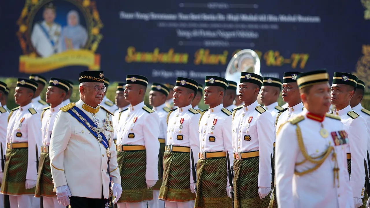 MELAKA, 24 Ogos -- Yang Dipertua Negeri Melaka Tun Mohd Ali Rustam memeriksa perbarisan Kawalan Kehormatan Utama pada Istiadat Penganugerahan Darjah, Bintang dan Pingat Kebesaran Negeri Melaka sempena Sambutan Hari Jadi Ke-77 Yang Dipertua Negeri Melaka di Balai Istiadat Seri Negeri dekat Ayer Keroh hari ini.  --fotoBERNAMA (2026) HAK CIPTA TERPELIHARA