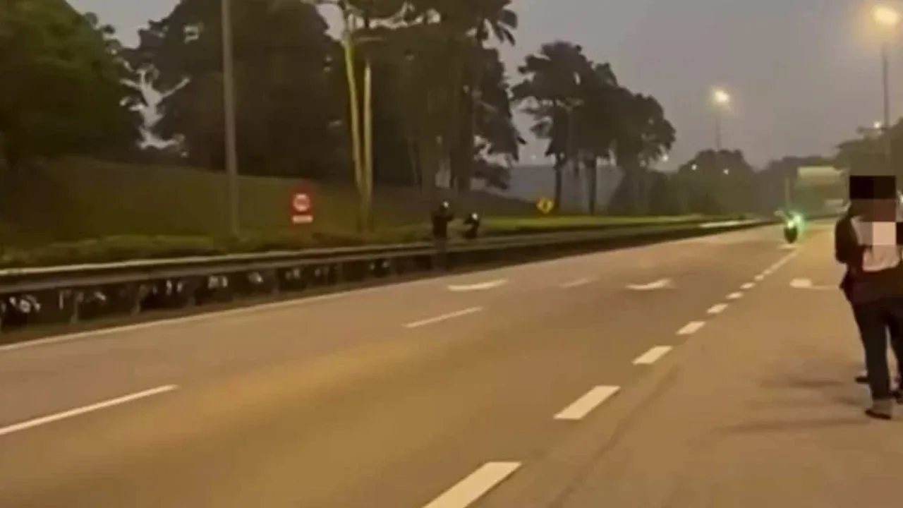 KULAI – Seramai lapan suspek telah ditahan bagi membantu siasatan berhubung kejadian sekumpulan individu dipercayai menutup laluan di Lebuhraya Linkedua bagi membolehkan perlumbaan dilakukan._Sinar Harian