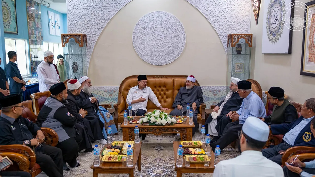 Alhamdulillah wa syukrulillah. Di celah kesibukan jadual harian, saya berkesempatan singgah ke Nasyrul Quran untuk menziarahi tiga tokoh ulama’ besar dunia Islam yang sedang berada di Malaysia. Mereka ialah: • Tokoh Ulama Hadis Mesir, Al-Fadhil Al-Allamah Al-Muhaddith Syeikh Dr. Mustafa al-Nadwi Al-Hasani; • Syeikh Qurra’ Dunia, Al-Fadhil Al-Allamah Al-Muqri’ Syeikh Dr. Ahmad Isa Al-Ma’sarawy; dan • Grand Custodian bagi Wakaf Masjid dan Maqam Syeikh Abdul Qadir Al-Jailani, Al-Fadhil  Al-Syeikh Maulana Al-Sa