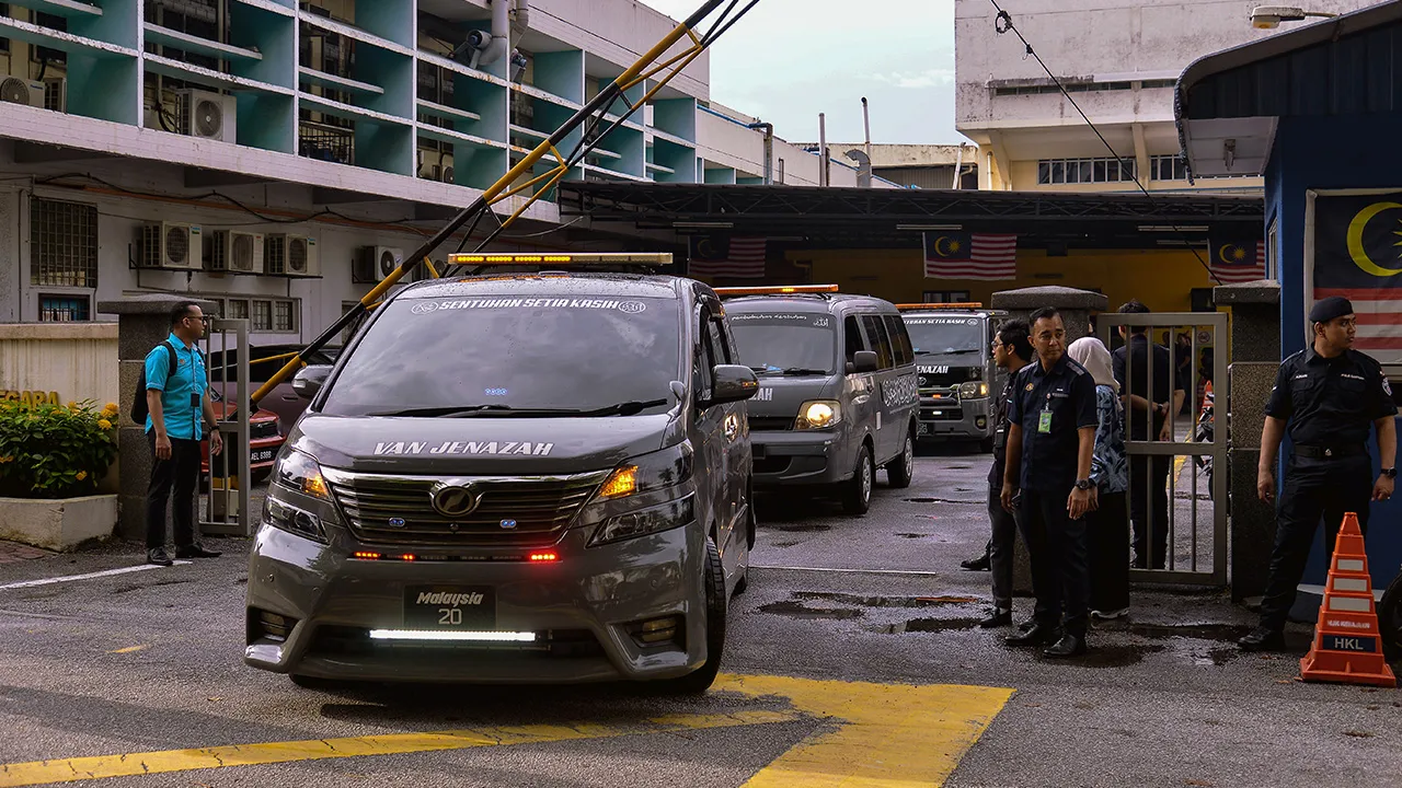 KUALA LUMPUR, 19 Ogos -- Jenazah tiga sekeluarga yang maut dalam kemalangan membabitkan lori Jabatan Imigresen Malaysia (JIM) di Jalan Sultan Ismail di sini awal pagi tadi dibawa keluar dari Institut Perubatan Forensik Negara (IPFN), Hospital Kuala Lumpur (HKL) selepas proses bedah siasat selesai kira-kira 5.45 petang ini.  Tinjauan Bernama mendapati jenazah Shaik Mohd Firdaus Shaikh Yahya, 53, bersama dua anak perempuannya, Siti Nor Sazlin, 25, serta Siti Darwisyah Auni, 12, dibawa keluar menggunakan tiga 