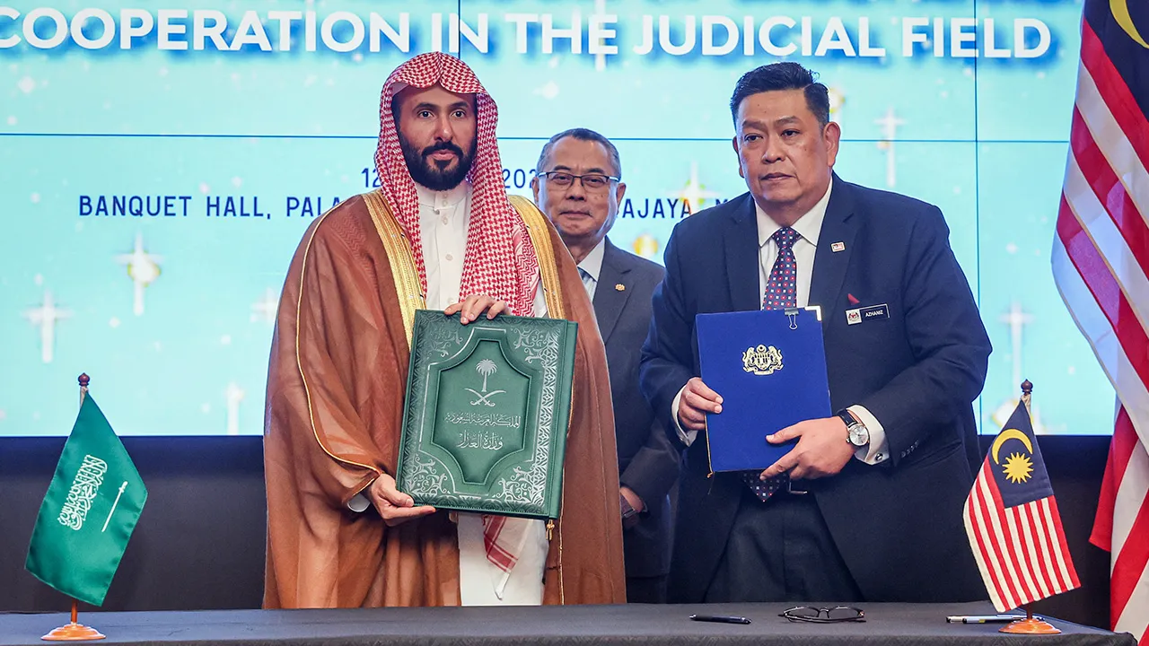 PUTRAJAYA, 12 Ogos -- Ketua Hakim Negara, Tun Wan Ahmad Farid Wan Salleh (tengah) menyaksikan majlis menandatangani memorandum persefahaman (MoU) kerjasama bidang kehakiman antara kerajaan Malaysia, diwakili Ketua Pendaftar Mahkamah Persekutuan, Azhaniz Teh Azman Teh (kanan) dan kerajaan Arab Saudi, diwakili Menteri Kehakiman Arab Saudi, Sheikh Dr Waleed Mohammed Alsmani (kiri) di Istana Kehakiman di sini hari ini.  --fotoBERNAMA (2026) HAK CIPTA TERPELIHARA