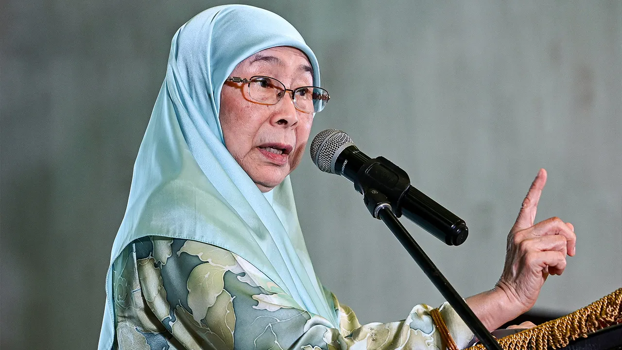 KUALA LUMPUR, 9 Ogos -- Isteri Perdana Menteri merangkap Ahli Parlimen Bandar Tun Razak Datuk Seri Dr Wan Azizah Wan Ismail menyampaikan ucapan pada Majlis Perasmian Sambutan Hari Bapa Peringkat Wilayah Persekutuan Kuala Lumpur Bersama Warga Angkatan Tentera Malaysia (ATM) Kem Perdana Sungai Besi 2026 di Dewan Datuk Jamil Ahmad, Kem Perdana Sungai Besi, hari ini._BERNAMA