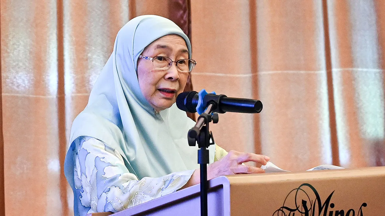 SERI KEMBANGAN, 9 Ogos -- Isteri Perdana Menteri merangkap Penaung Kempen Tabung Pahlawan Datuk Seri Dr Wan Azizah Wan Ismail menyampaikan ucapan pada majlis penutup Kejohanan MyHeroes Golf Championship Cup 2026 (MYGCC 2026) anjuran Persatuan Veteran Tentera Laut Diraja Malaysia (PVTLDM) di Seri Kembangan hari ini.  --fotoBERNAMA (2026) HAK CIPTA TERPELIHARA
