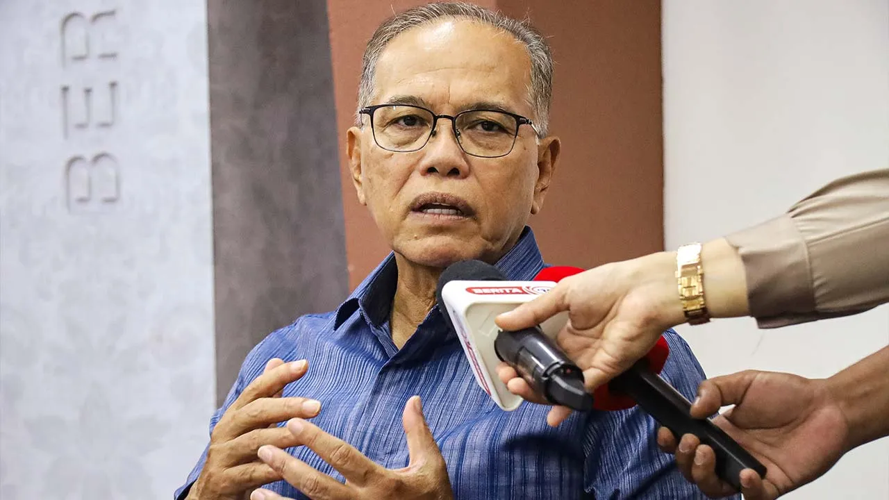 KUANTAN, 14 Ogos -- Menteri Besar Pahang, Datuk Seri Wan Rosdy Wan Ismail bercakap pada sidang media selepas Majlis Penyampaian Inisiatif Makmur Pahang Kluster Sumbangan Melanjutkan Pengajian ke Luar Negara 2026 di Wisma Sri Pahang hari ini.  -- fotoBERNAMA (2026) HAK CIPTA TERPELIHARA