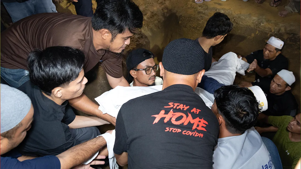 KAMPAR, 19 Ogos -- Jenazah tiga sekeluarga, Shaik Mohd Firdaus Shaikh Yahya, 53, bersama dua anak perempuannya, Siti Nor Sazlin, 25, dan Siti Darwisyah Auni, 12, tiba di Tanah Perkuburan Islam Kampung Air Hitam Labu malam ini.  Ketiga-tiga mangsa maut dalam kemalangan membabitkan sebuah lori Jabatan Imigresen Malaysia (JIM) di Jalan Sultan Ismail, Kuala Lumpur awal pagi tadi.  --fotoBERNAMA (2026) HAK CIPTA TERPELIHARA