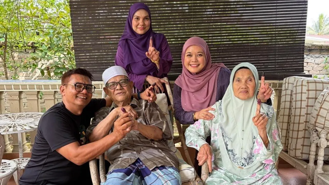 Pasangan suami isteri warga emas Daud Johan, 92, dan isterinya Besar Md Sahat, 86, antara yang terawal keluar mengundi pada Pilihan Raya Negeri (PRN) Negeri Sembilan ke-16 bagi Dewan Undangan Negeri (DUN) Chennah di sini, hari ini. Pasangan itu hadir kira-kira 9.50 pagi ke pusat mengundi di Sekolah Menengah Kebangsaaan Teriang Hilir, Simpang Durian dengan ditemani anak-anak dan cucunya yang turut mengundi di sekolah itu. Pasangan itu merupakan datuk dan nenek kepada Penolong Editor Bernama_BERNAMA