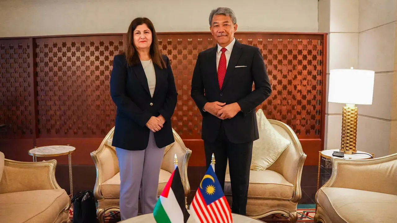 Kemudiannya mengadakan perbincangan dua hala bersama TYT Ahmed Attaf, Menteri Negara, Menteri Hal Ehwal Luar Negeri, Komuniti Nasional di Luar Negara dan Hal Ehwal Afrika Republik Demokratik Rakyat Algeria. Perbincangan kami banyak bertumpu kepada komitmen bersama ke arah memperkukuh hubungan dua hala dalam bidang perdagangan dan pelaburan serta perlancungan antara kedua-dua negara. Kredit : Dato’ Seri Utama Haji Mohamad Bin Haji Hasan