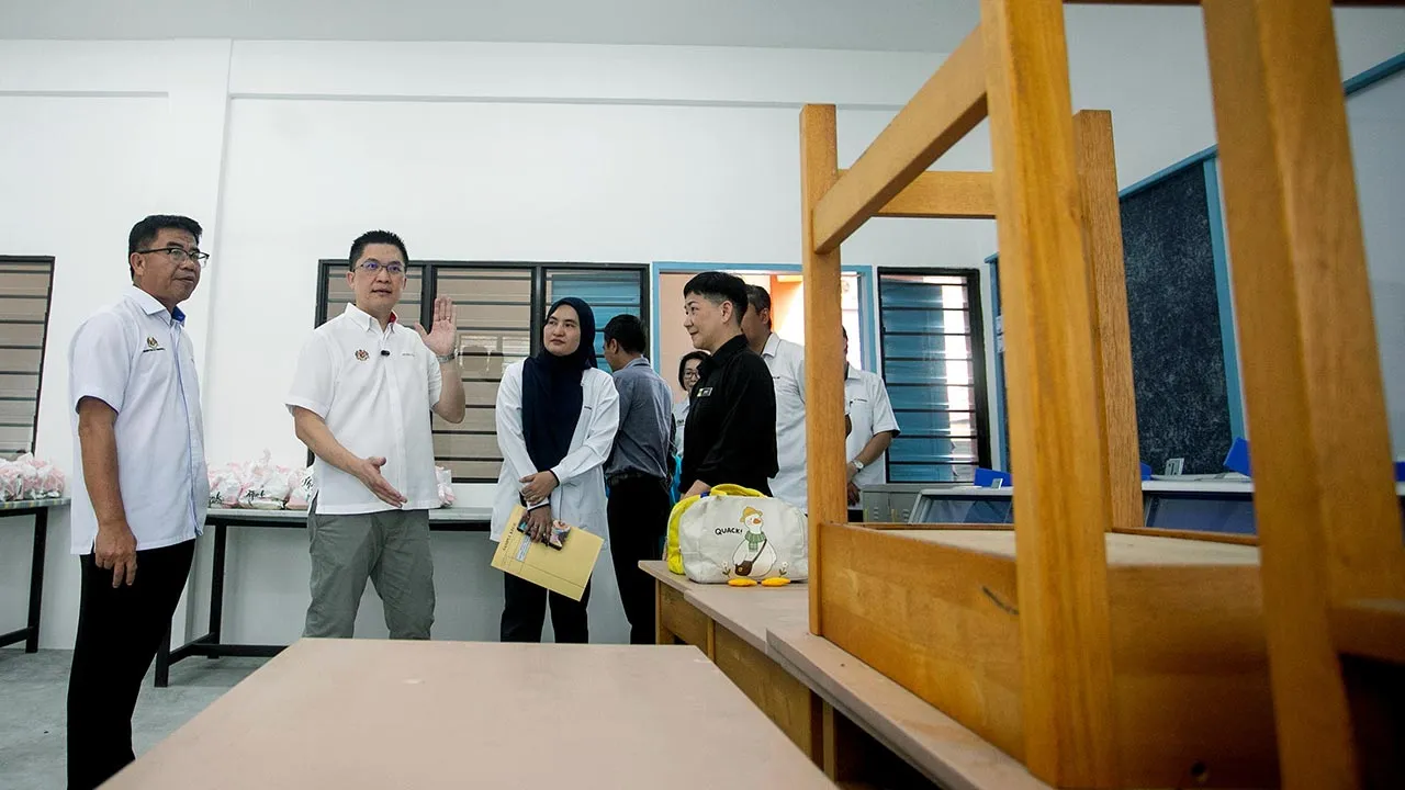 BIDOR, 26 Ogos -- Timbalan Menteri Pendidikan Wong Kah Woh (dua,kiri) ketika sesi lawatan sempena Majlis Penyerahan Projek Daif Kementerian Pendidikan Bangunan Gantian di SJK(C) Kampung Coldstream, Bidor di sini, hari ini.  --fotoBERNAMA (2026) HAK CIPTA TERPELIHARA