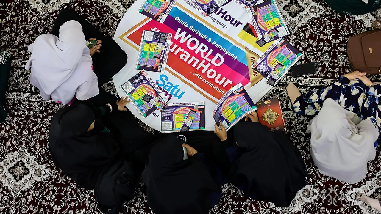 SEREMBAN, 11 Mac -- Lebih 1,000 peserta terdiri daripada wakil agensi kerajaan, pelajar sekolah serta komuniti setempat hadir memeriahkan program World #QuranHour peringkat Negeri Sembilan yang berlangsung pada 11.30 pagi di Masjid Negeri hari ini.  --fotoBERNAMA (2026) HAK CIPTA TERPELIHARA