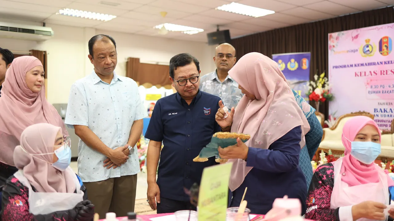 SENDAYAN, 22 Ogos 2026 – Yayasan Lembaga Tabung Angkatan Tentera (Yayasan LTAT) terus memperluas peluang pembangunan kemahiran kepada keluarga Angkatan Tentera Malaysia (ATM) menerusi pelaksanaan Kursus Resin Art di bawah Program Kemahiran Keluarga Tentera (K²T), yang buat pertama kalinya diperkenalkan kepada ahli Badan Kebajikan Keluarga Angkatan Tentera (BAKAT) menerusi pelaksanaan Program K²T. _YAYASAN LEMBAGA TABUNG ANGKATAN TENTERA