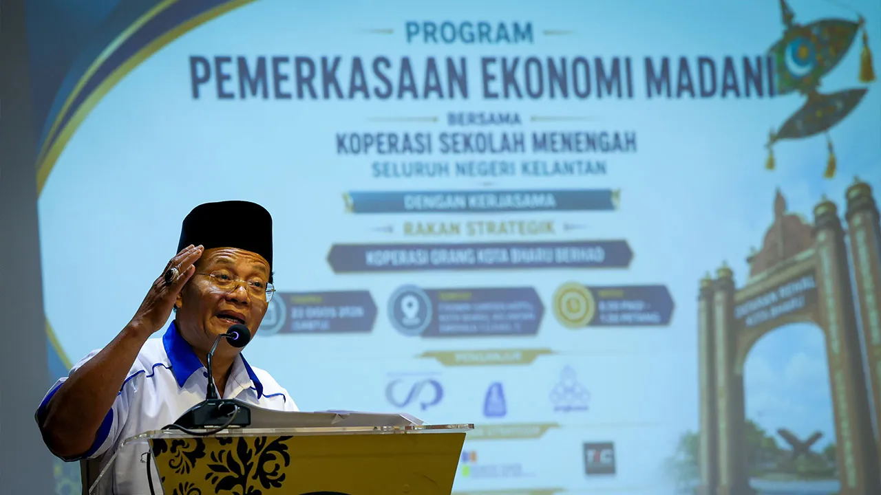 KOTA BHARU, 22 Ogos -- Naib Presiden ANGKASA Malaysia Zaharuddin Alias berucap bagi merasmikan Program Pemerkasaan Ekonomi MADANI bersama Koperasi Sekolah Menengah Seluruh Negeri Kelantan dengan kerjasama rakan strategik Koperasi Orang Kota Bharu Berhad (COOPOKB) hari ini._BERNAMA
