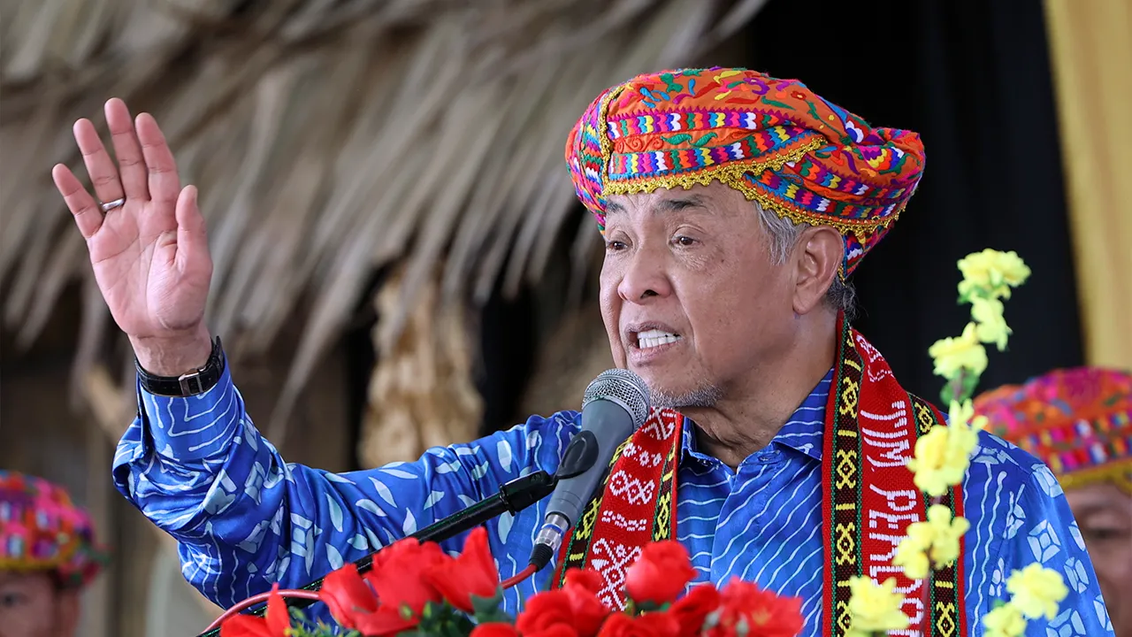 KUDAT, 8 Ogos -- Timbalan Perdana Menteri Datuk Seri Dr. Ahmad Zahid Hamidi menyampaikan ucapan pada Festival Kebudayaan Rungus di Dewan Pertubuhan Momogun Rungus Malaysia Matunggung, Kudat, hari ini._BERNAMA