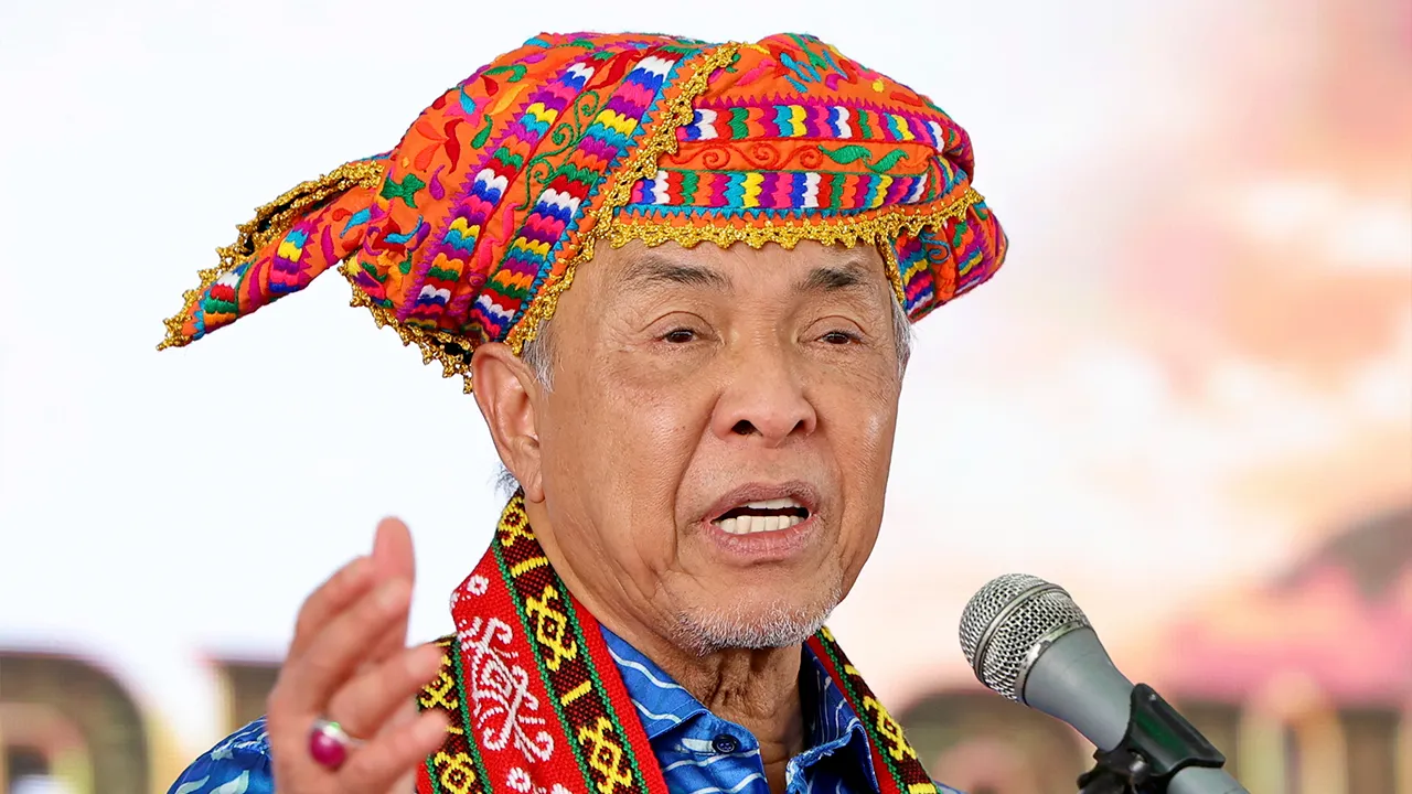 KUDAT, 8 Ogos -- Timbalan Perdana Menteri Datuk Seri Dr. Ahmad Zahid Hamidi menyampaikan ucapan pada Festival Kebudayaan Rungus di Dewan Pertubuhan Momogun Rungus Malaysia Matunggung, Kudat, hari ini._BERNAMA