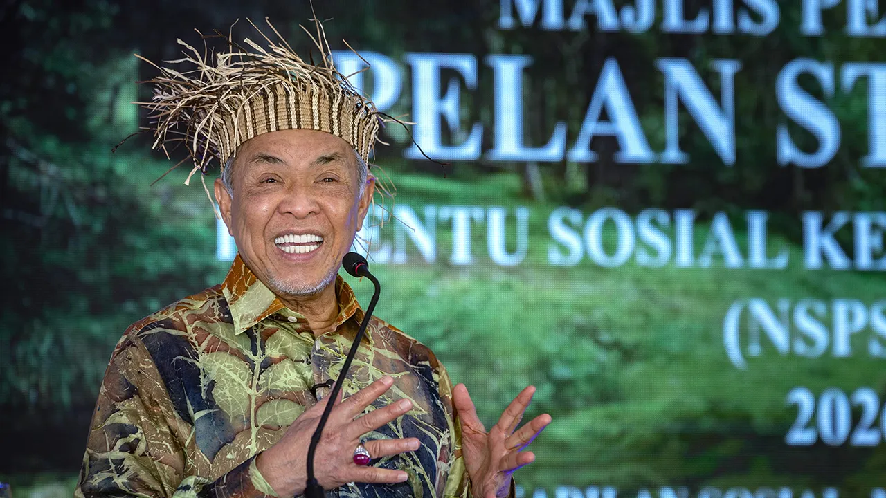 GERIK, 10 Ogos --Timbalan Perdana Menteri Datuk Seri Dr Ahmad Zahid Hamidi menyampaikan amanatnya pada majlis pelancaran Pelan Strategik Penentu Sosial Kesihatan Orang Asli (NSPSDHOA) di Kampung Air Banun hari ini.  --fotoBERNAMA (2026) HAK CIPTA TERPELIHARA