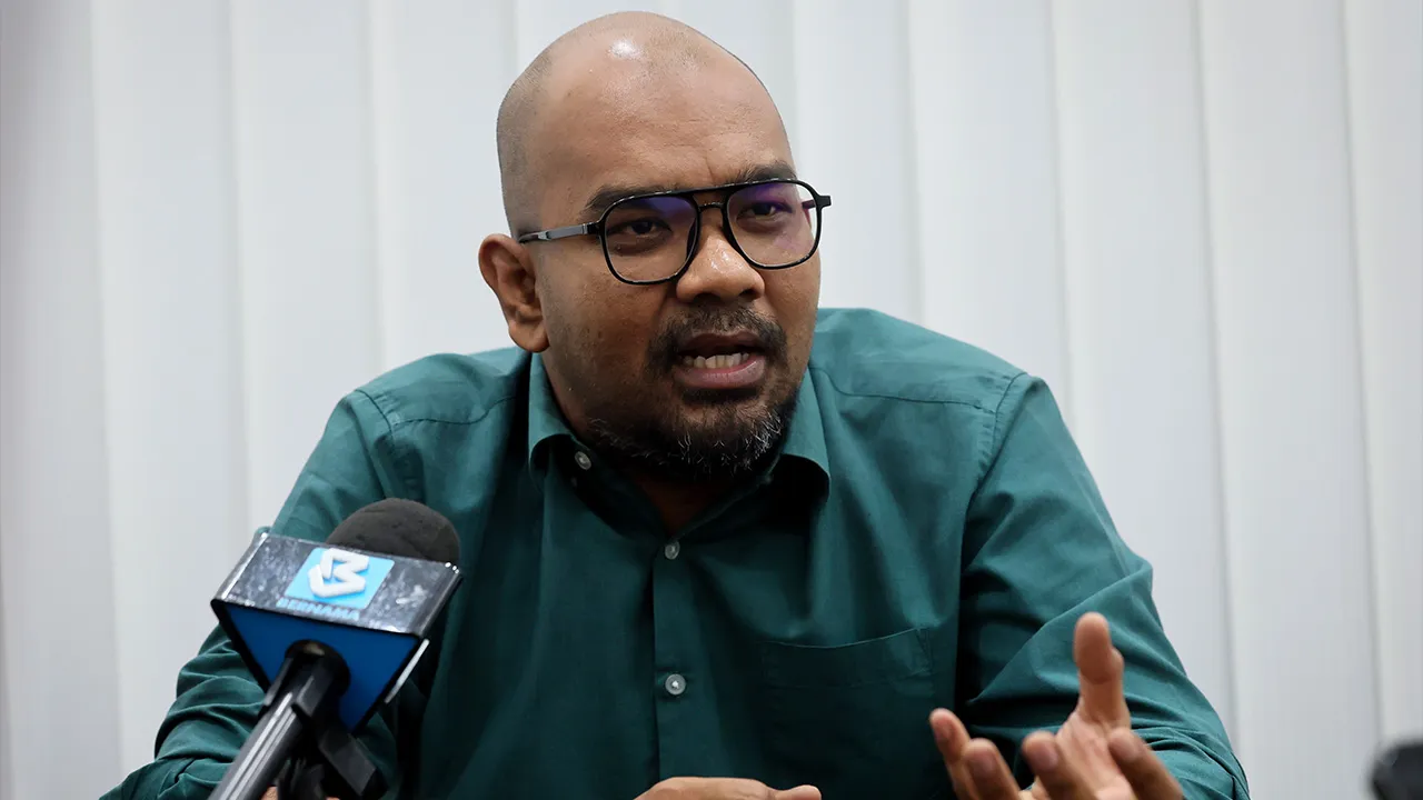 BACHOK, 9 Ogos -- Pensyarah Kanan Fakulti Industri Asas Tani Universiti Malaysia Kelantan (UMK) Dr Zulhisyam Abdul Kari yang ditemu bual BERNAMA mengenai lintah tempatan baru-baru ini._BERNAMA