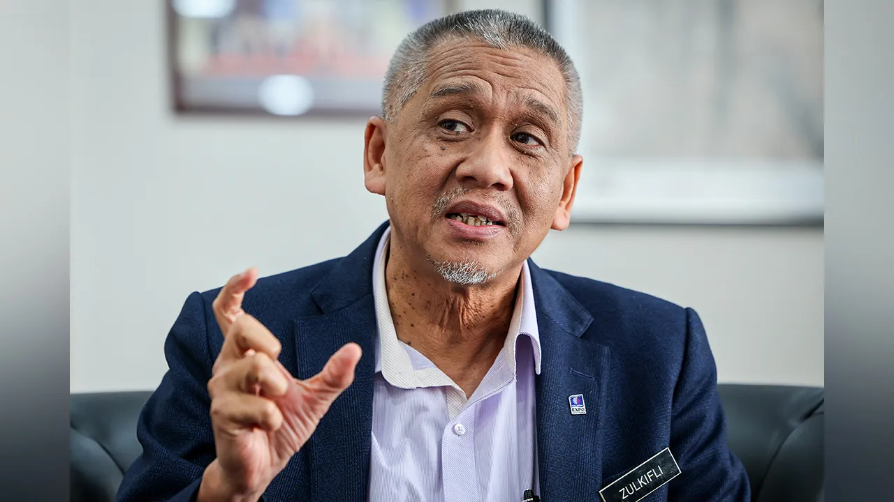 GEORGE TOWN, 1 Ogos -- Selepas lebih 28 tahun berkhidmat dalam perkhidmatan awam, Setiausaha Kerajaan Negeri (SUK) Pulau Pinang Datuk Seri Zulkifli Long bakal menamatkan tugasnya esok dengan meninggalkan pelbagai pembaharuan dalam pentadbiran negeri.  Sepanjang kerjayanya, beliau berkhidmat di pelbagai jabatan termasuk pejabat daerah, pentadbiran tanah, Jabatan Hal Ehwal Agama Islam Pulau Pinang, Unit Penyelarasan Pelaksanaan (ICU), Unit Perancang Ekonomi Negeri serta Jabatan Ketua Pengarah Tanah dan Galian