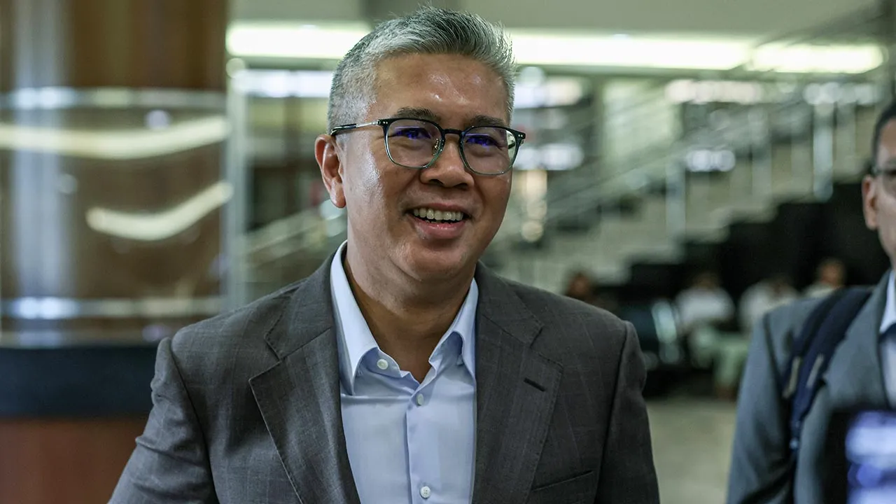 KUALA LUMPUR, 6 Julai -- Bekas Menteri Kewangan Tengku Datuk Seri Zafrul Abdul Aziz hari ini memberi keterangan dalam perbicaraan kes rasuah dan pengubahan wang haram melibatkan Tan Sri Muhyiddin Yassin di Mahkamah Tinggi di sini.  Tengku Zafrul, 53, yang merupakan saksi pendakwaan ke-11 tiba di kompleks mahkamah pada 8.30 pagi.  -- fotoBERNAMA (2026) HAK CIPTA TERPELIHARA