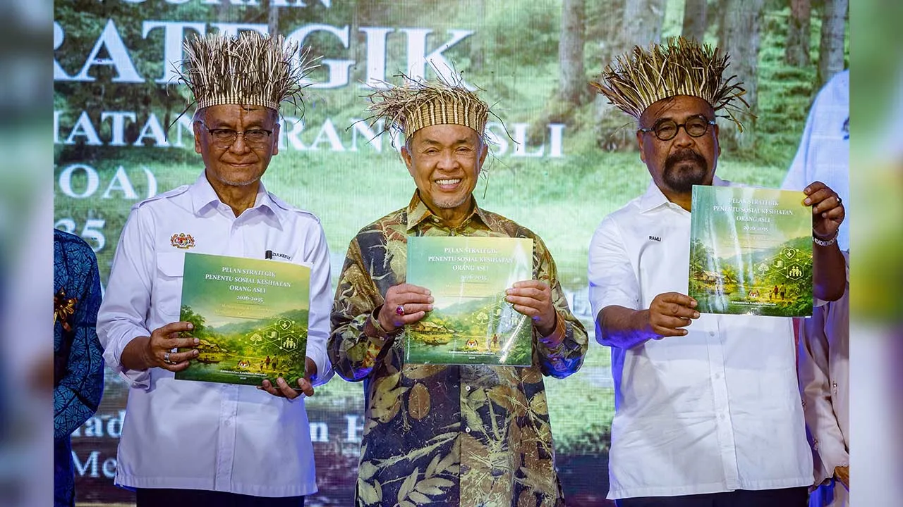 GERIK, 10 Ogos --Timbalan Perdana Menteri Datuk Seri Dr Ahmad Zahid Hamidi (tengah) bergambar bersama Menteri Kesihatan Datuk Seri Dr Dzulkefly Ahmad (kiri) dan Timbalan Yang Dipertua Dewan Rakyat, Datuk Dr Ramli Mohd Nor (kanan) pada majlis pelancaran Pelan Strategik Penentu Sosial Kesihatan Orang Asli (NSPSDHOA) di Kampung Air Banun hari ini.