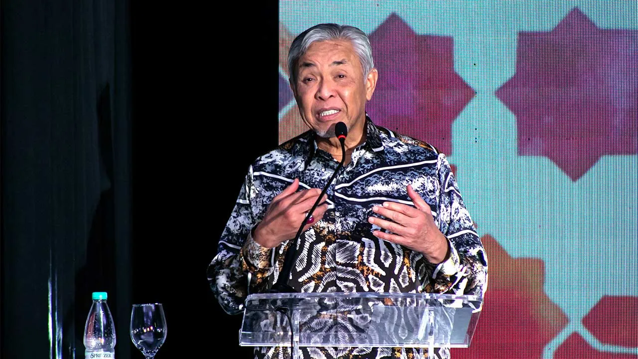BAGAN DATUK, 15 Ogos -- Timbalan Perdana Menteri yang juga Menteri Kemajuan Desa dan Wilayah Datuk Seri Dr Ahmad Zahid Hamidi berucap pada Majlis Perasmian Hari Terbuka Masjid Kebangsaan 2026 di Dewan Dato' Lope Hashim, hari ini.  -- fotoBERNAMA (2026) HAK CIPTA TERPELIHARA