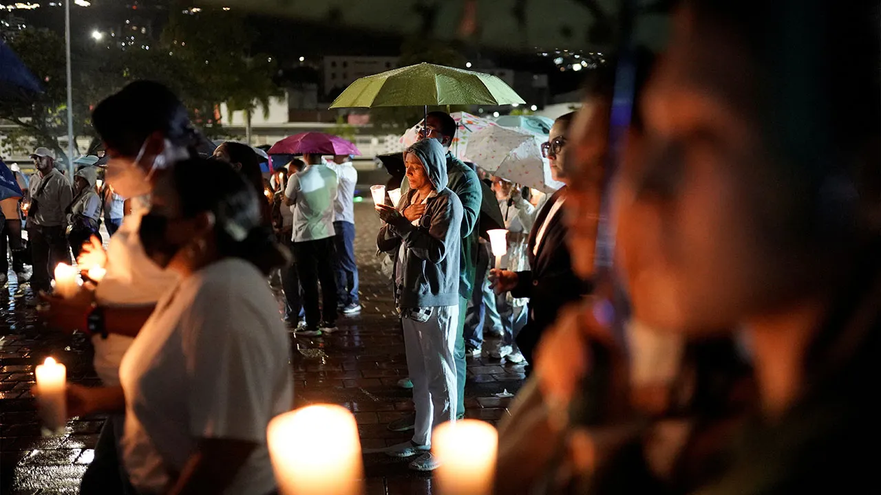 People attend a candlelight vigil in memory of the victims of the August 10 earthquake, in Cali, Colombia, August 17, 2026. REUTERS/Sergio Acero