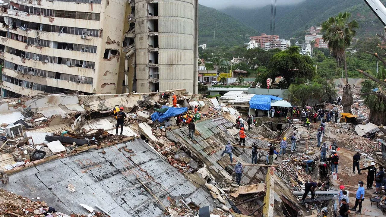 FILE PHOTO: A drone view shows rescuers and volunteers search through debris in the aftermath of the June 24 earthquakes in Los Cocos, La Guaira, Venezuela, July 11, 2026. REUTERS/Leonardo Fernandez Viloria/File Photo