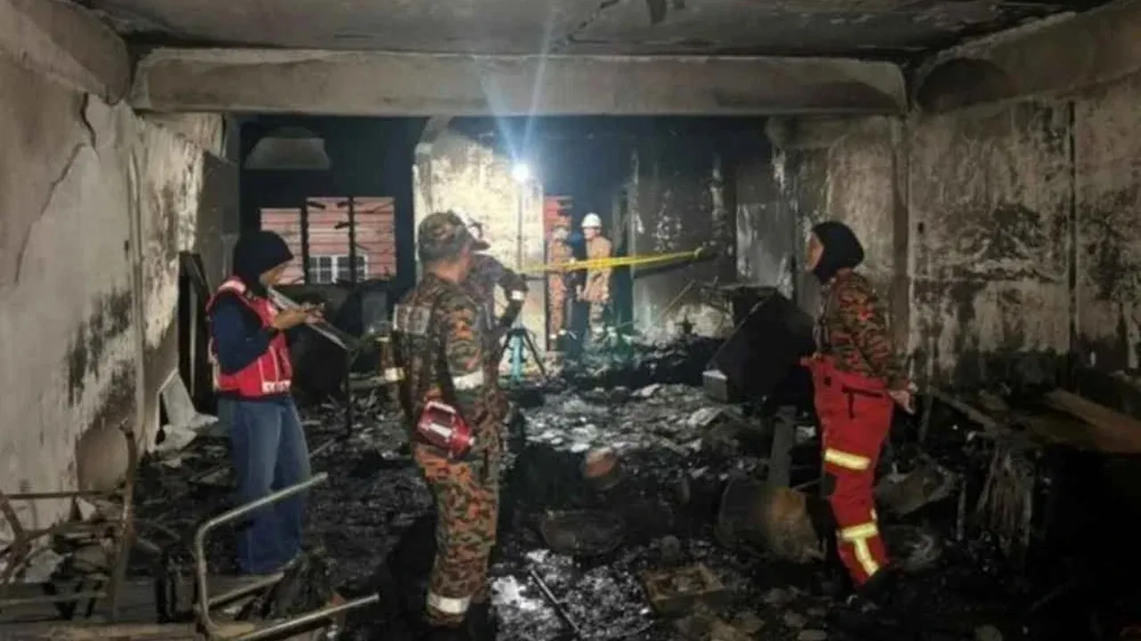 Seorang warga emas dan anak saudara lelakinya berusia 8 tahun maut, manakala 2 lagi mangsa mengalami sesak nafas dalam kebakaran sebuah rumah kedai tiga tingkat di Jalan Batu Unjur 9, Taman Bayu Perdana, Klang petang tadi. - Foto: Bernama