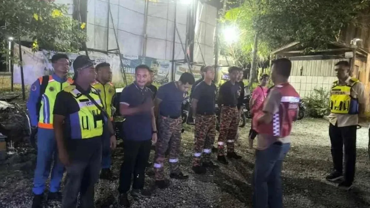 Anggota pasukan penyelamat yang terlibat dalam operasi Carilamat dua beradik berkenaan. - FOTO: Bomba