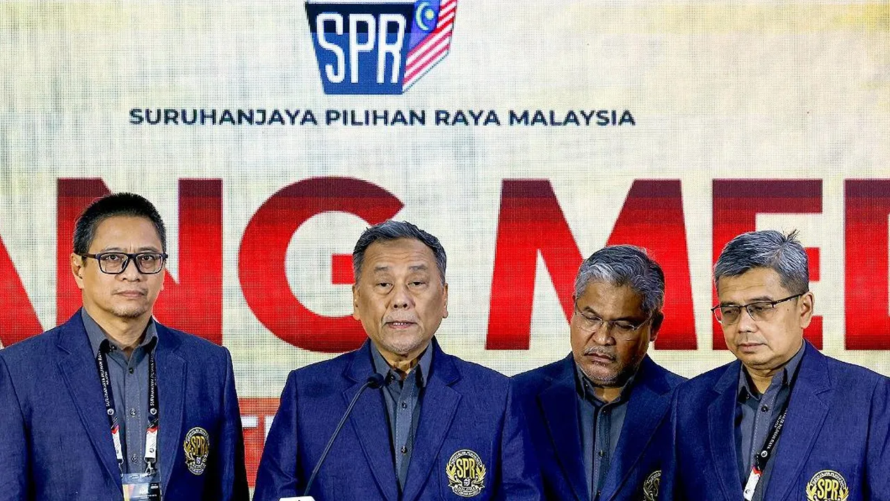 Pengerusi Suruhanjaya Pilihan Raya (SPR) Datuk Seri Ramlan Harun ketika mengadakan sidang media keputusan rasmi Pilihan Raya Negeri (PRN) Negeri Sembilan ke-16 di Wisma Persekutuan._BERNAMA