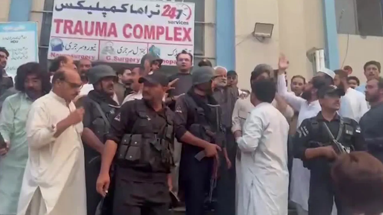 Suspected suicide bombing at police station kills at least 14 in Pakistan, officials say_REUTERS
