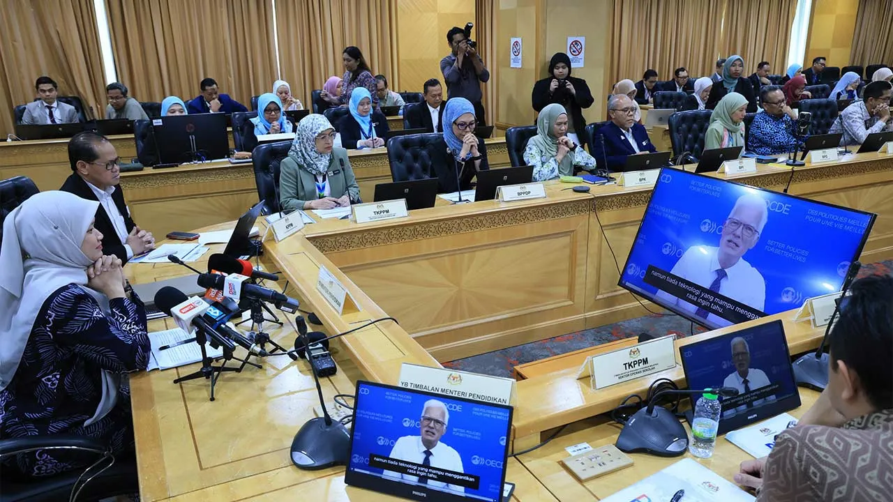 PUTRAJAYA, 8 Sept - Menteri Pendidikan Datuk Seri Fadhlina Sidek semasa hadir ke Sidang Media Pengumuman Programme for International Student Assessment (PISA) 2025 di Putrajaya hari ini. - fotoBERNAMA (2026) HAK CIPTA TERPELIHARA