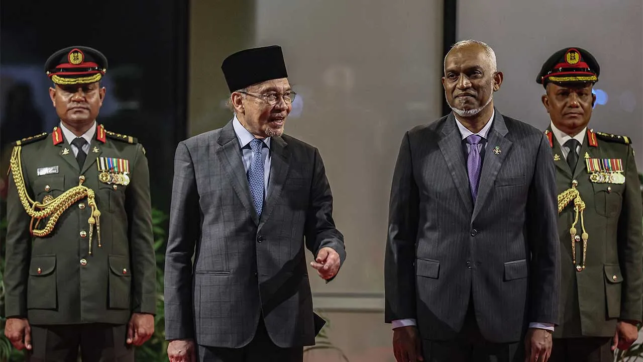 MALE, 15 Sept - Perdana Menteri Datuk Seri Anwar Ibrahim bersama Presiden Maldives Dr Mohamed Muizzu selepas tiba di Lapangan Terbang Velana bagi lawatan rasmi beliau di Maldives. - fotoBERNAMA (2026) HAK CIPTA TERPELIHARA