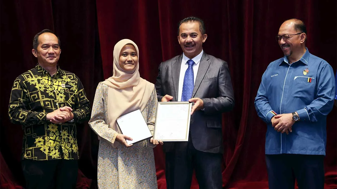 SEREMBAN, 14 Sept - Exco Pelancongan, Kesenian, Kebudayaan dan Warisan Negeri Sembilan Datuk Razali Abu Samah (dua, kanan) menyampaikan anugerah johan kaligrafi jawi kepada Krya Hayani Norashid pada Majlis Perasmian Seminar Antarabangsa Pemikiran Za "'ba dan Hamka di sebuah hotel hari ini. - fotoBERNAMA (2026) HAK CIPTA TERPELIHARA