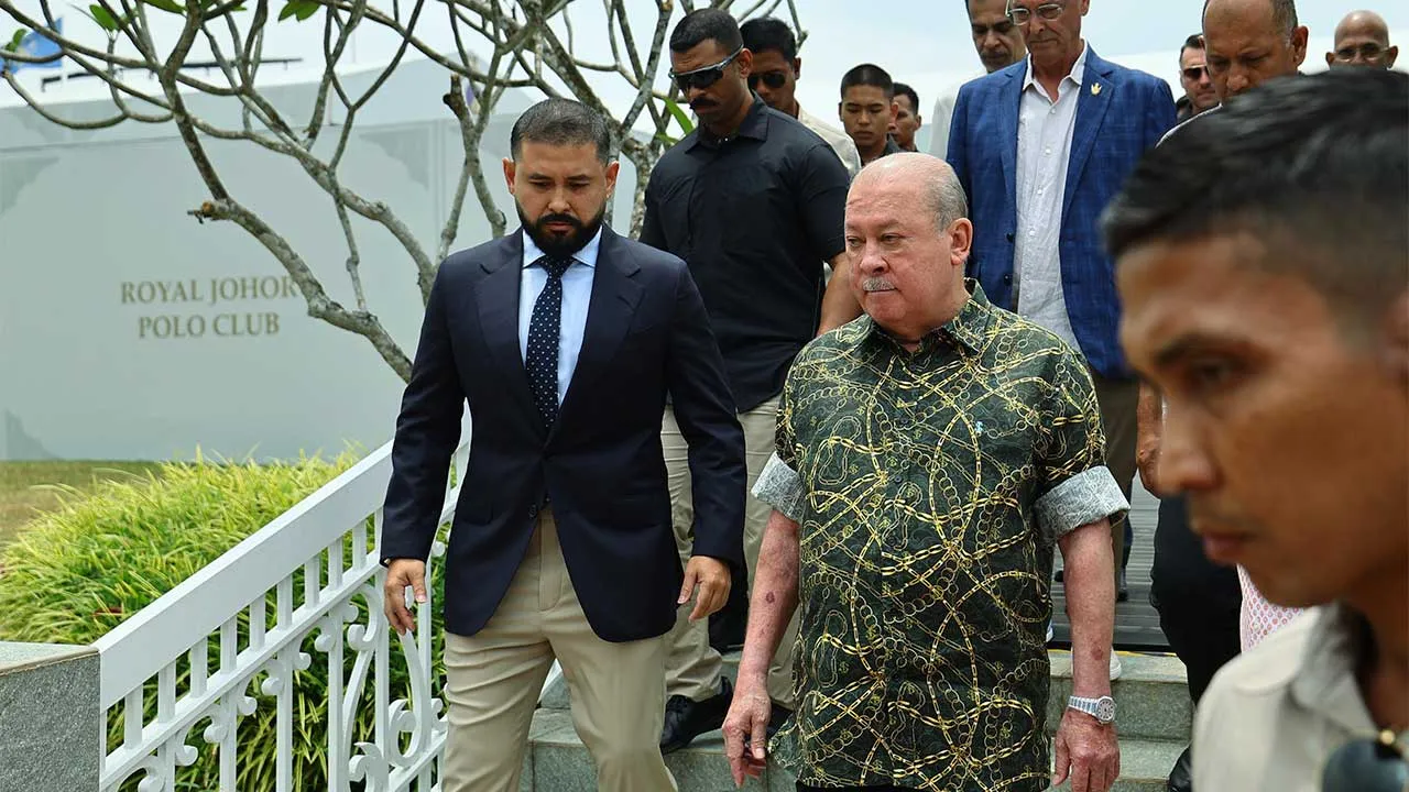 JOHOR BAHRU, 1 Sept - Yang di-Pertuan Agong Sultan Ibrahim, diiringi Pemangku Sultan Johor Tunku Mahkota Ismail, berkenan berangkat ke Kejohanan Polo Super Crown Johor (JSCPT) 2026 di Padang Polo Diraja, Istana Pasir Pelangi, hari ini. - fotoBERNAMA(2026) HAK CIPTA TERPELIHARA