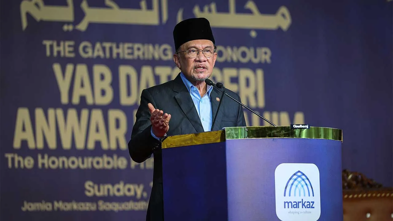 KERALAM, 13 Sept - Perdana Menteri Datuk Seri Anwar Ibrahim berucap pada majlis "'Gathering of Honour Prime Minister Malaysia "' serta majlis ilmu di Markazu Saquafathi Sunniya yang juga dikenali sebagai Jamia Markaz malam ini. - fotoBERNAMA (2026) HAK CIPTA TERPELIHARA