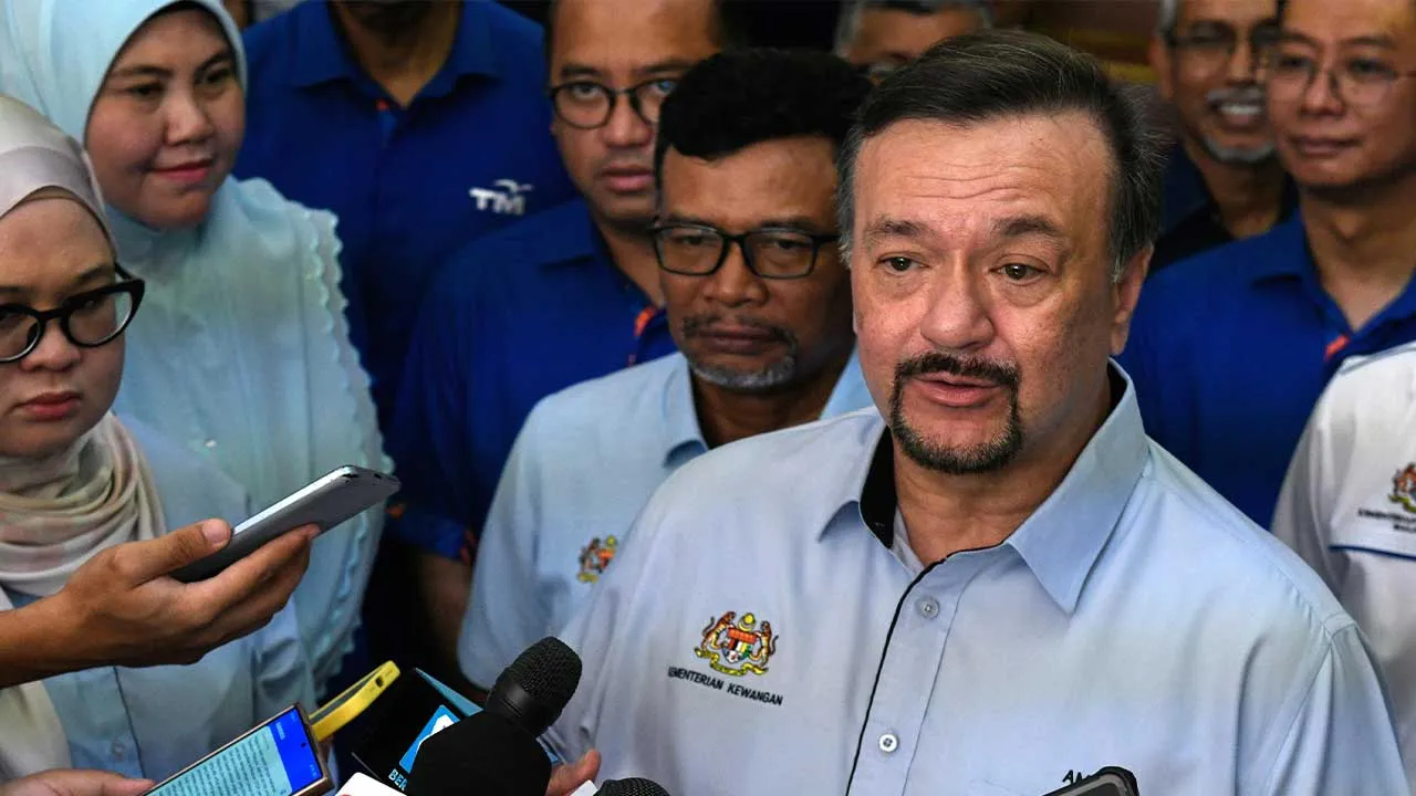 GEORGE TOWN, 14 Sept - Menteri Kewangan II Datuk Seri Amir Hamzah Azizan meninjau pelaksanaan Sekolah Angkat MADANI Telekom Malaysia (TM) di Sekolah Menengah Kebangsaan Agama (Perempuan) AlMashoor hari ini. TM Future Skills (TMFS) merupakan program pembangunan murid secara holistic yang merangkumi pendidikan STEM, kemahiran digital dan insaniah, kokurikulum, sukan serta pembangunan sahsiah dan bakat. - fotoBERNAMA (2026) HAK CIPTA TERPELIHARA