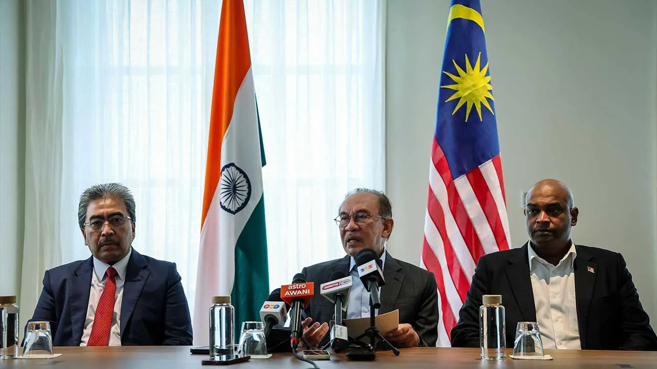 KERALAM, 14 Sept - Perdana Menteri Datuk Seri Anwar Ibrahim ketika sidang media di Calicut hari ini. Turut hadir Menteri Pelaburan, Perdagangan dan Industri Datuk Seri Johari Abdul Ghani (kiri) dan Menteri Sumber Manusia Datuk Seri R. Ramanan (kanan). - fotoBERNAMA (2026) HAK CIPTA TERPELIHARA