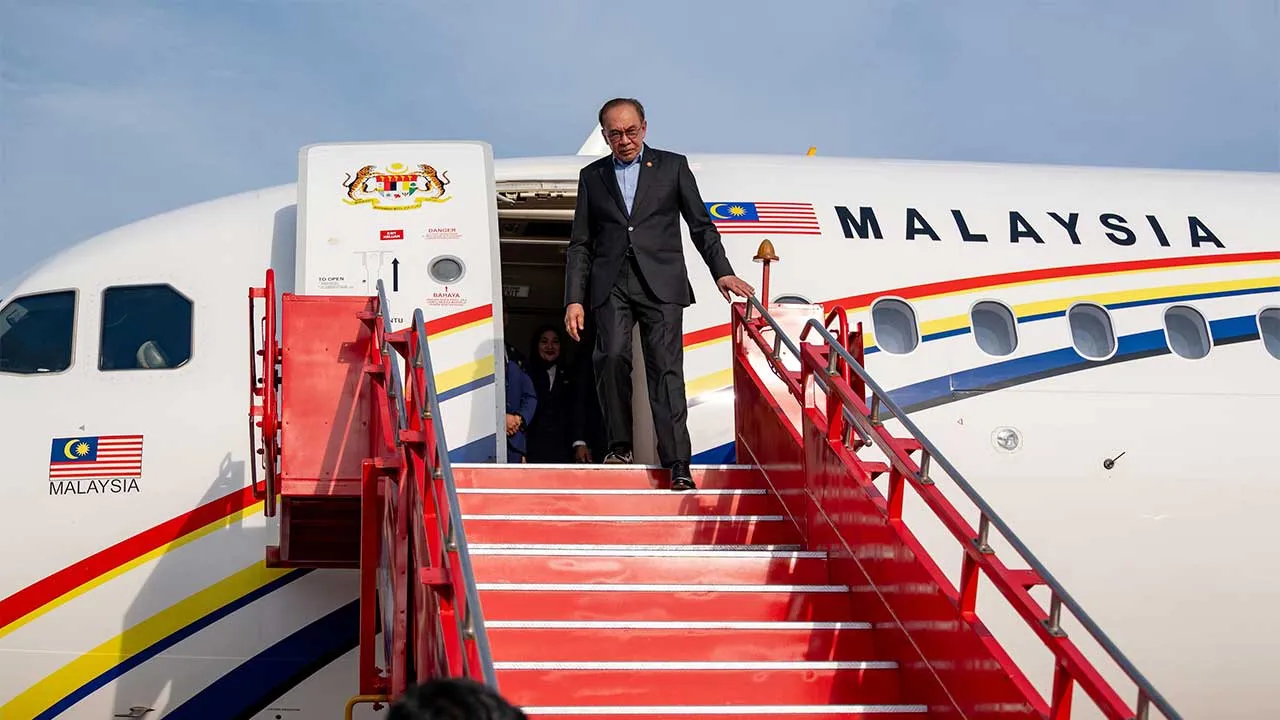 KERALAM, 13 Sept - Perdana Menteri Datuk Seri Anwar Ibrahim tiba di Lapangan Terbang Antarabangsa Calicut pada 4.56 petang waktu tempatan (7.26 malam waktu Malaysia) bagi memulakan bahagian kedua dan terakhir rangka lawatan kerja lima hari beliau di India. - fotoBERNAMA (2026) HAK CIPTA TERPELIHARA