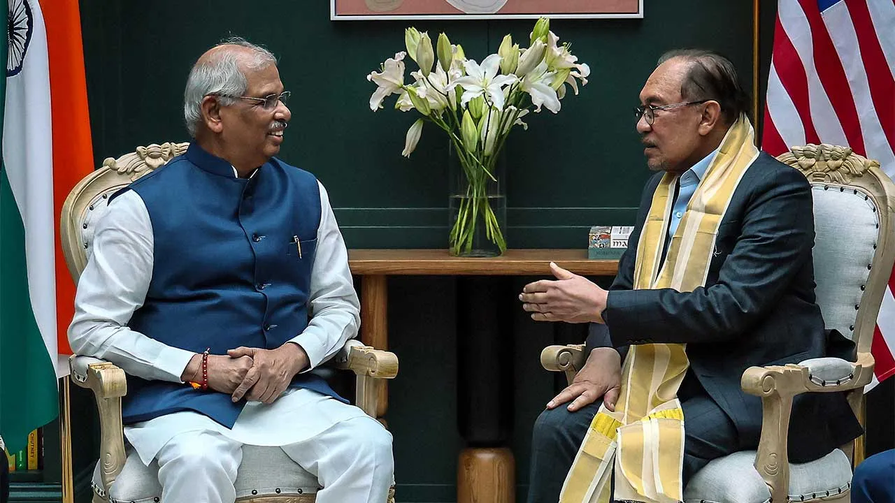 KERALAM, 14 Sept - Perdana Menteri Datuk Seri Anwar Ibrahim bersama Gabenor Keralam Rajendra Vishwanath Arlekar ketika mengadakan pertemuan dua hala di Calicut hari ini. - fotoBERNAMA (2026) HAK CIPTA TERPELIHARA